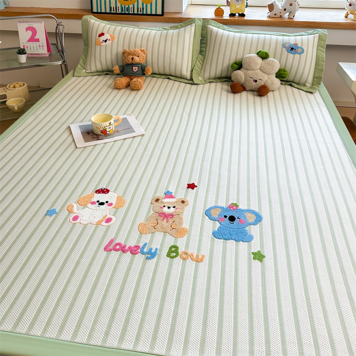 91家纺网 家纺一手货源 找家纺 雯豆家纺 2026新款PE中分子毛巾绣凉席三件套平铺席子卡通绣花条席 树懒-绿