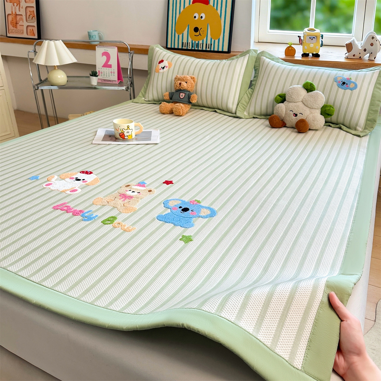 91家纺网 家纺一手货源 找家纺 雯豆家纺 2026新款PE中分子毛巾绣凉席三件套平铺席子卡通绣花条席 树懒-绿