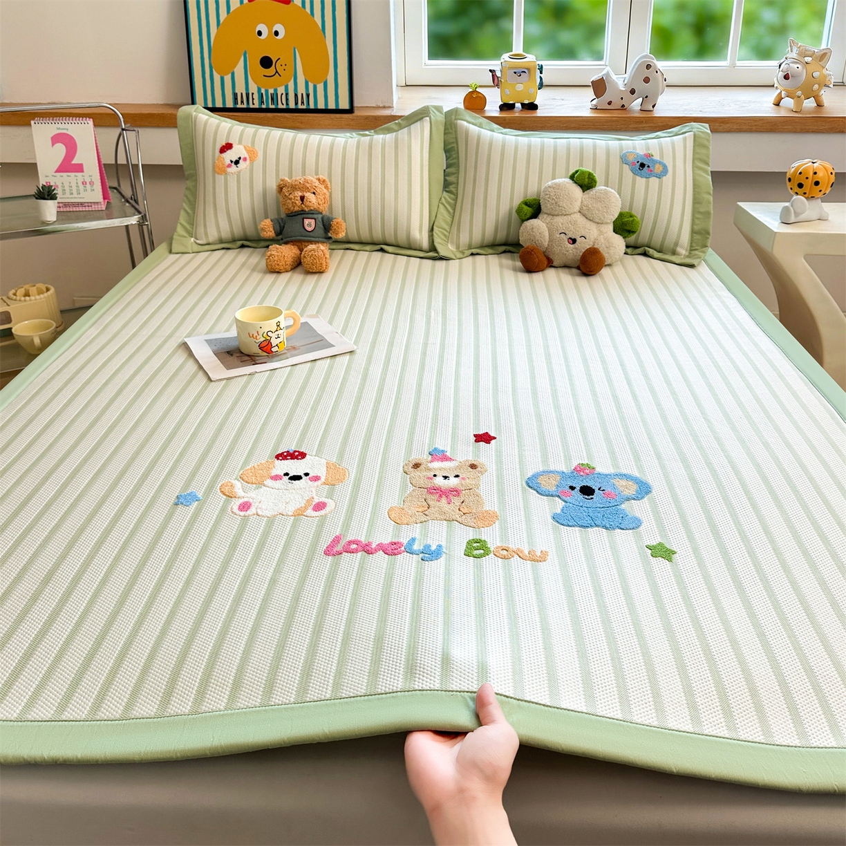 91家纺网 家纺一手货源 找家纺 雯豆家纺 2026新款PE中分子毛巾绣凉席三件套平铺席子卡通绣花条席 树懒-绿