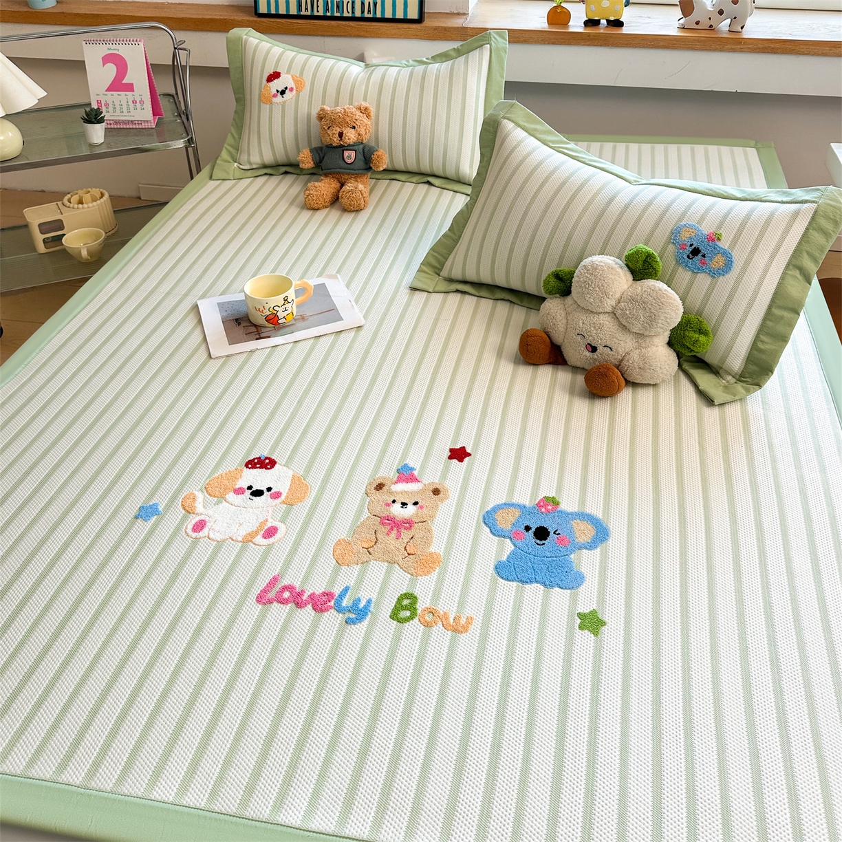 91家纺网 家纺一手货源 找家纺 雯豆家纺 2026新款PE中分子毛巾绣凉席三件套平铺席子卡通绣花条席 树懒-绿