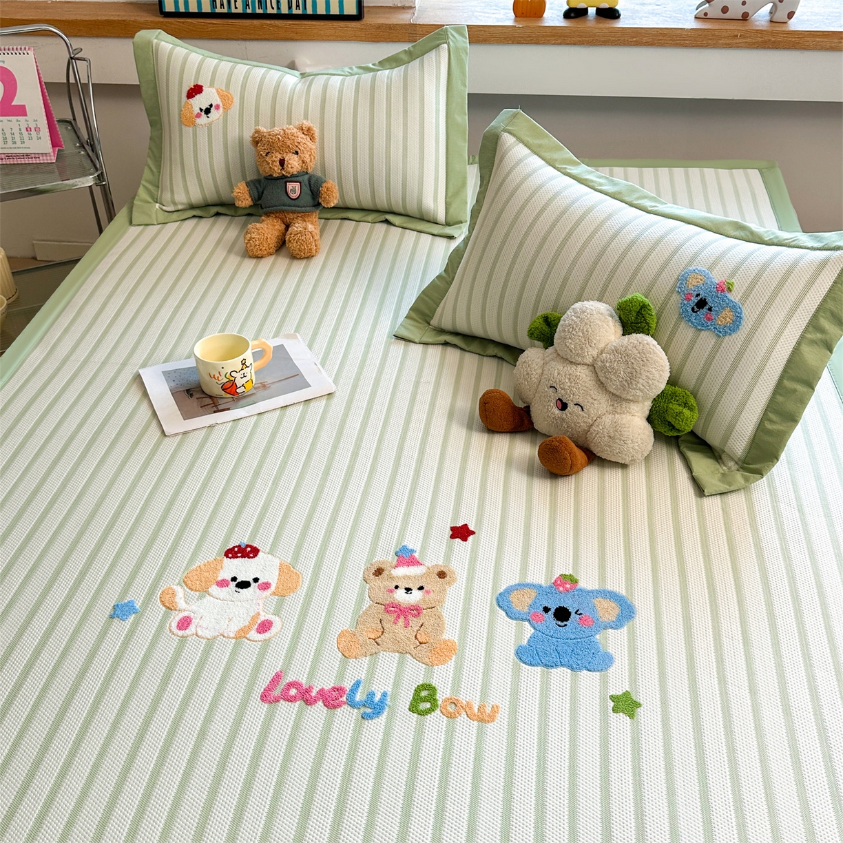 91家纺网 家纺一手货源 找家纺 雯豆家纺 2026新款PE中分子毛巾绣凉席三件套平铺席子卡通绣花条席 树懒-绿