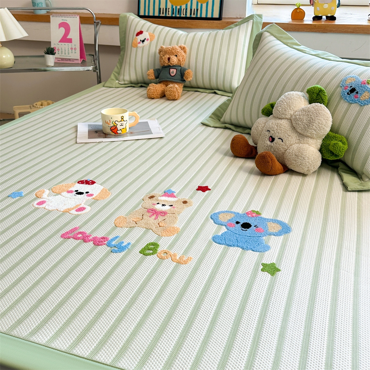 91家纺网 家纺一手货源 找家纺 雯豆家纺 2026新款PE中分子毛巾绣凉席三件套平铺席子卡通绣花条席 树懒-绿