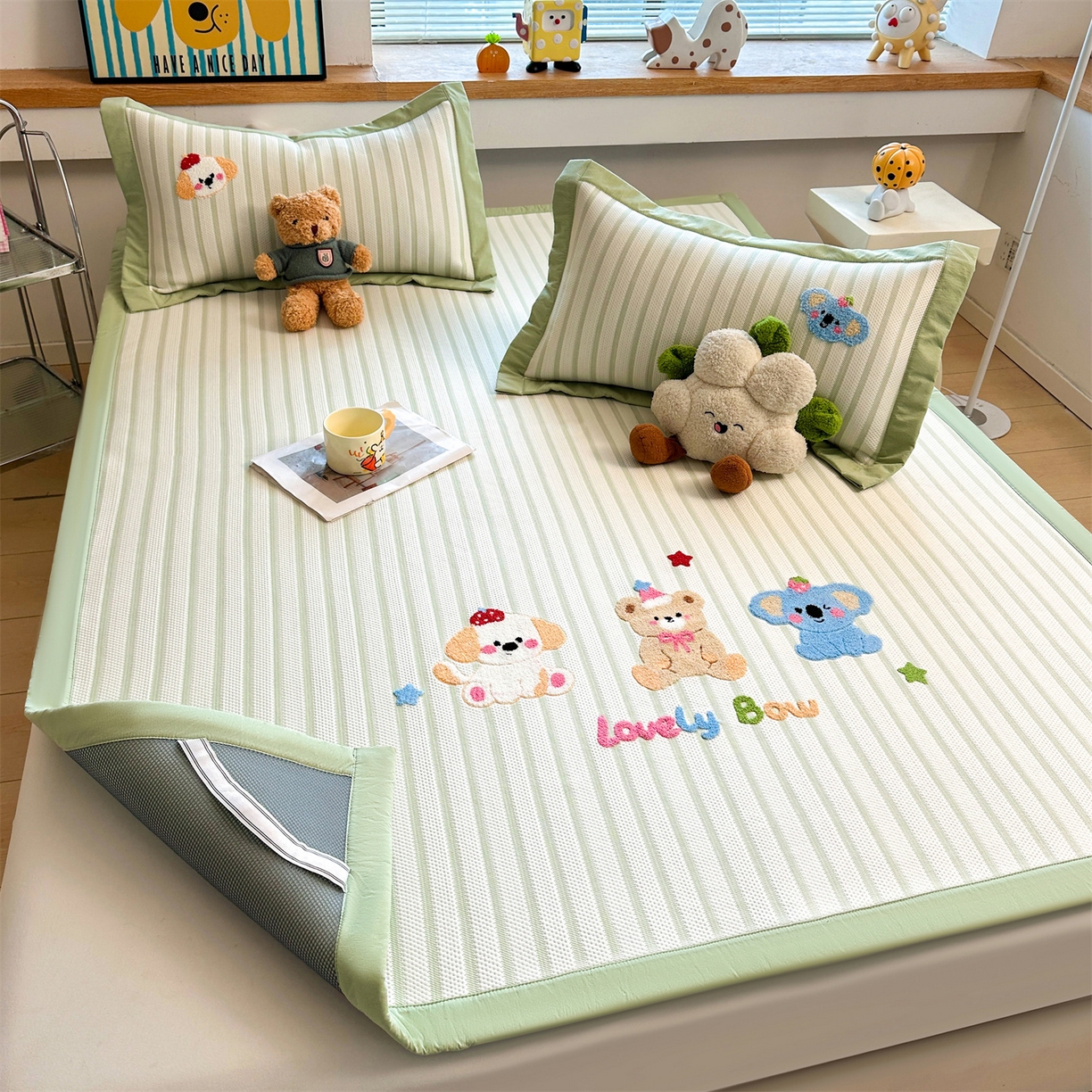 91家纺网 家纺一手货源 找家纺 雯豆家纺 2026新款PE中分子毛巾绣凉席三件套平铺席子卡通绣花条席 树懒-绿