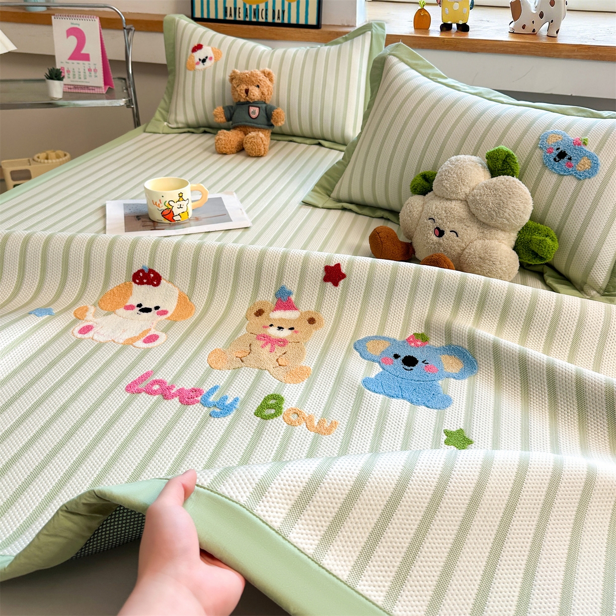 91家纺网 家纺一手货源 找家纺 雯豆家纺 2026新款PE中分子毛巾绣凉席三件套平铺席子卡通绣花条席 树懒-绿