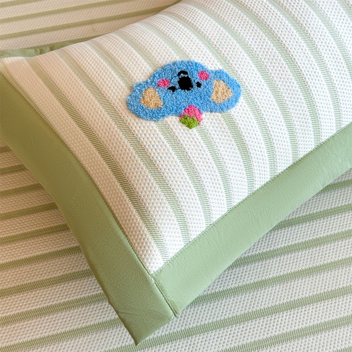 91家纺网 家纺一手货源 找家纺 雯豆家纺 2026新款PE中分子毛巾绣凉席三件套平铺席子卡通绣花条席 树懒-绿