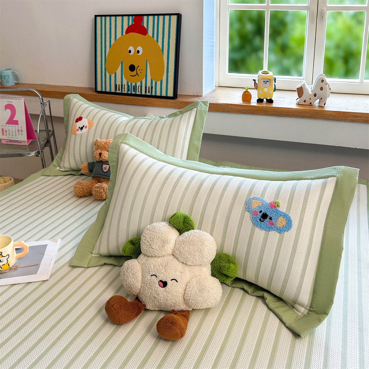 91家纺网 家纺一手货源 找家纺 雯豆家纺 2026新款PE中分子毛巾绣凉席三件套平铺席子卡通绣花条席 树懒-绿