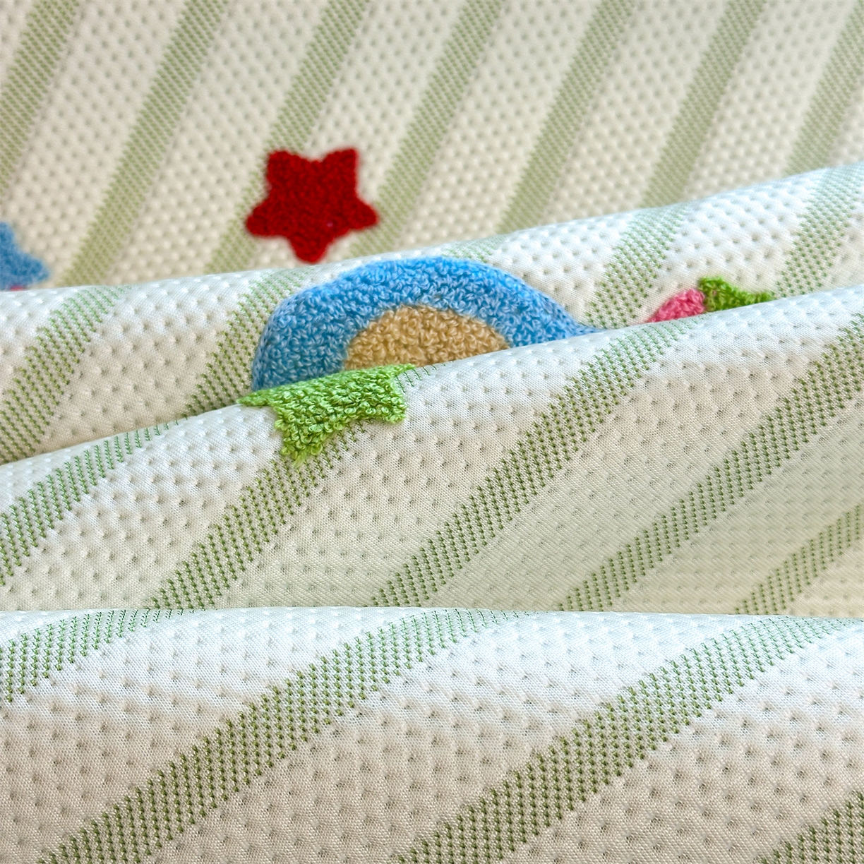 91家纺网 家纺一手货源 找家纺 雯豆家纺 2026新款PE中分子毛巾绣凉席三件套平铺席子卡通绣花条席 树懒-绿