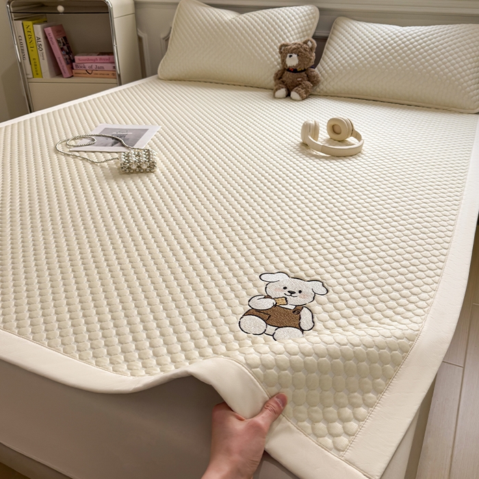 91家纺网 家纺一手货源 找家纺 （总）几禾 2026新款大豆豆刺绣款席子凉席-小熊饼干