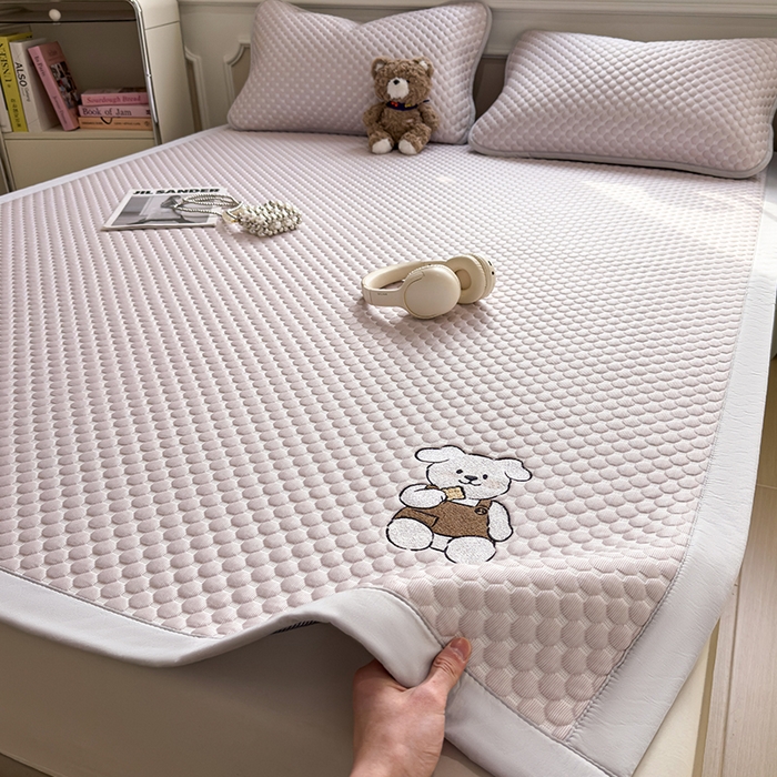 91家纺网 家纺一手货源 找家纺 （总）几禾 2026新款大豆豆刺绣款席子凉席-小熊饼干