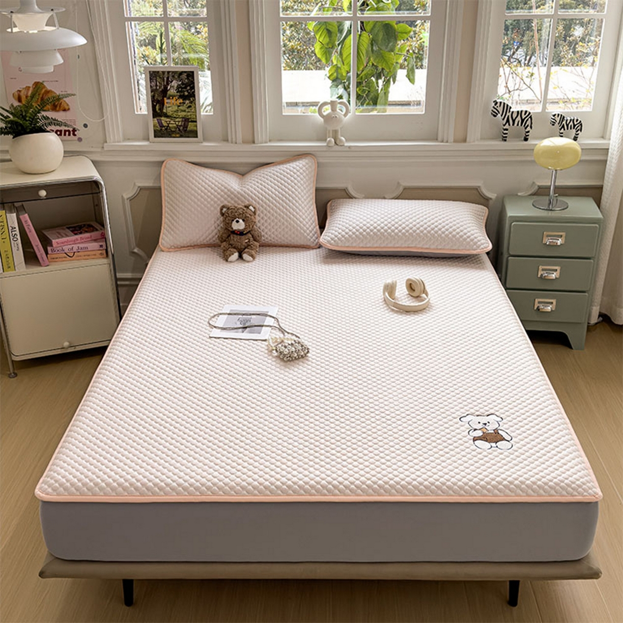 91家纺网 家纺一手货源 找家纺 几禾 2026新款大豆豆刺绣款席子凉席-小熊饼干 芭蕾粉-床笠款