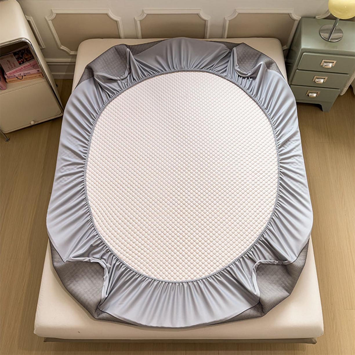 91家纺网 家纺一手货源 找家纺 几禾 2026新款大豆豆刺绣款席子凉席-小熊饼干 芭蕾粉-床笠款