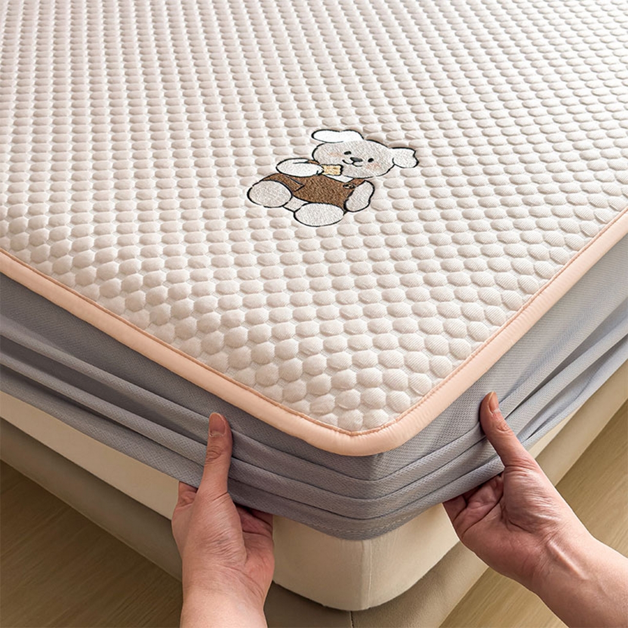 91家纺网 家纺一手货源 找家纺 几禾 2026新款大豆豆刺绣款席子凉席-小熊饼干 芭蕾粉-床笠款