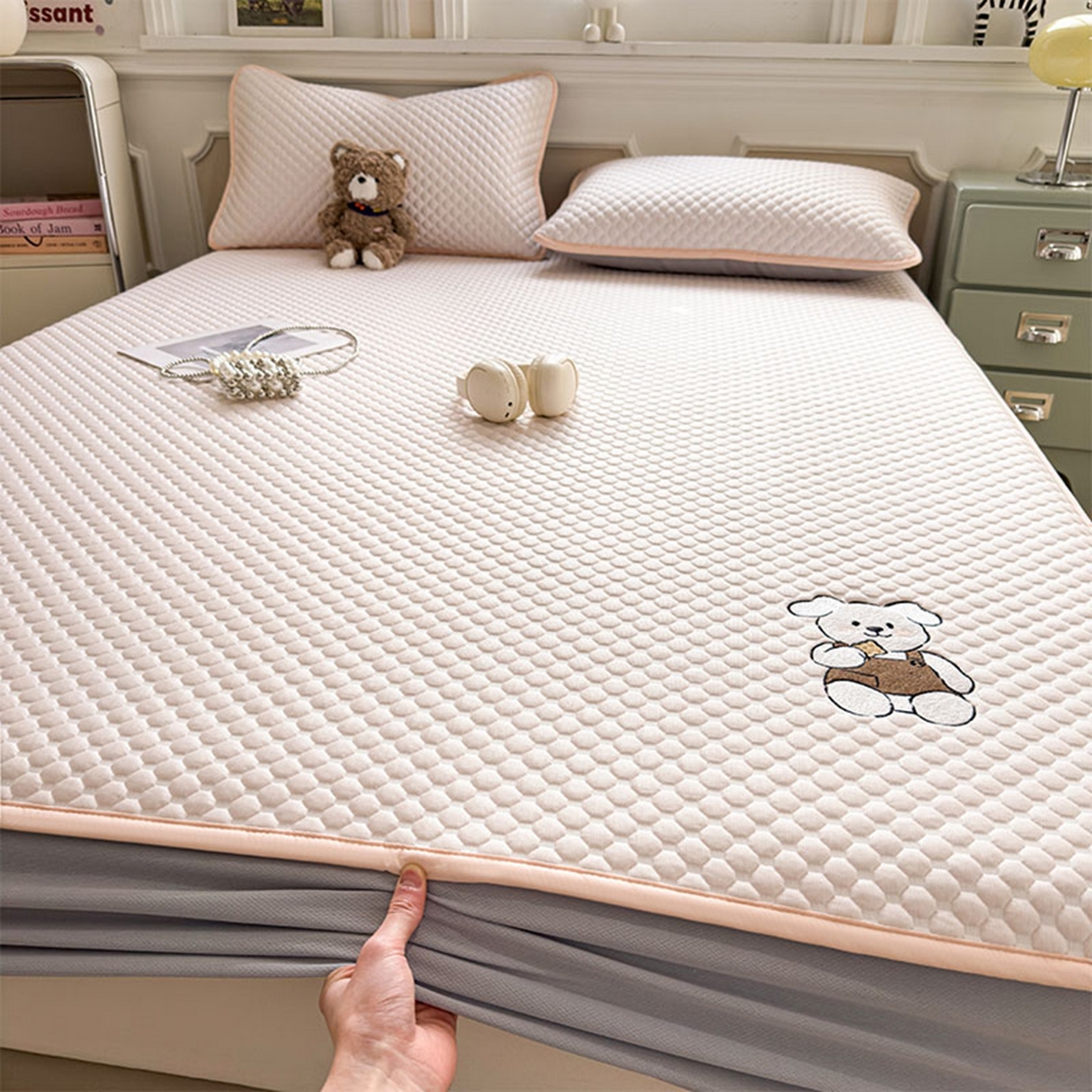 91家纺网 家纺一手货源 找家纺 几禾 2026新款大豆豆刺绣款席子凉席-小熊饼干 芭蕾粉-床笠款