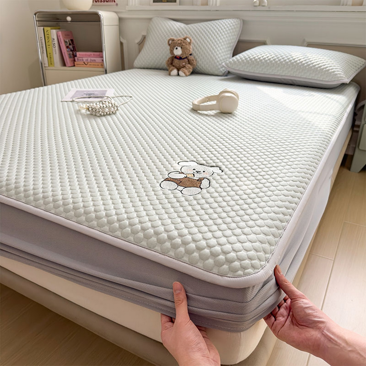 91家纺网 家纺一手货源 找家纺 几禾 2026新款大豆豆刺绣款席子凉席-小熊饼干 果绿-床笠款