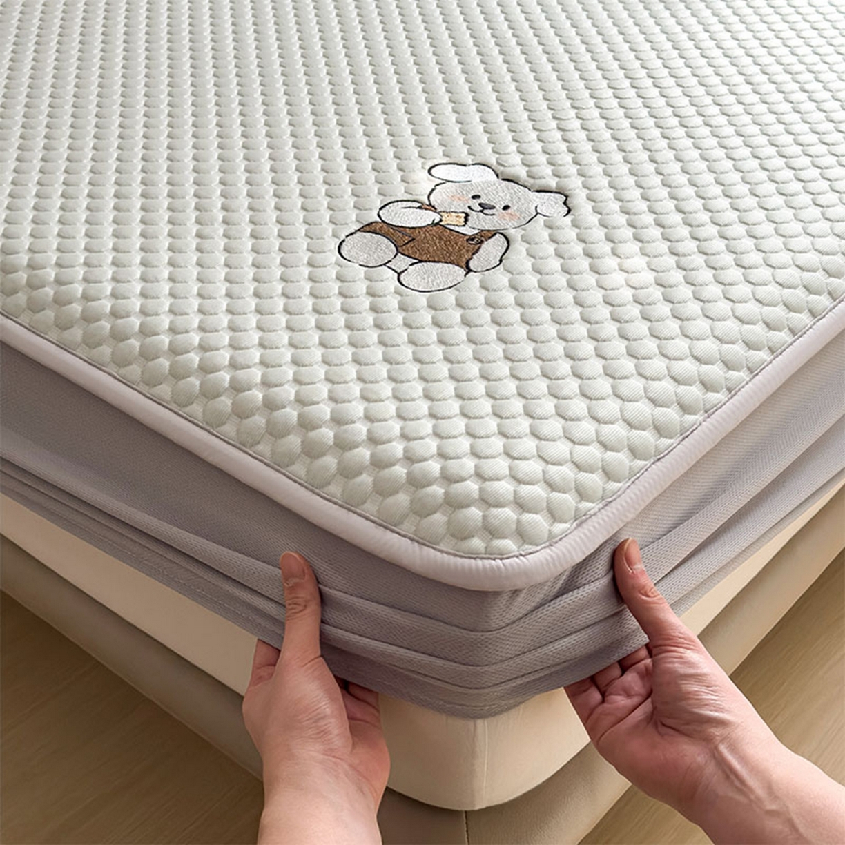 91家纺网 家纺一手货源 找家纺 几禾 2026新款大豆豆刺绣款席子凉席-小熊饼干 果绿-床笠款