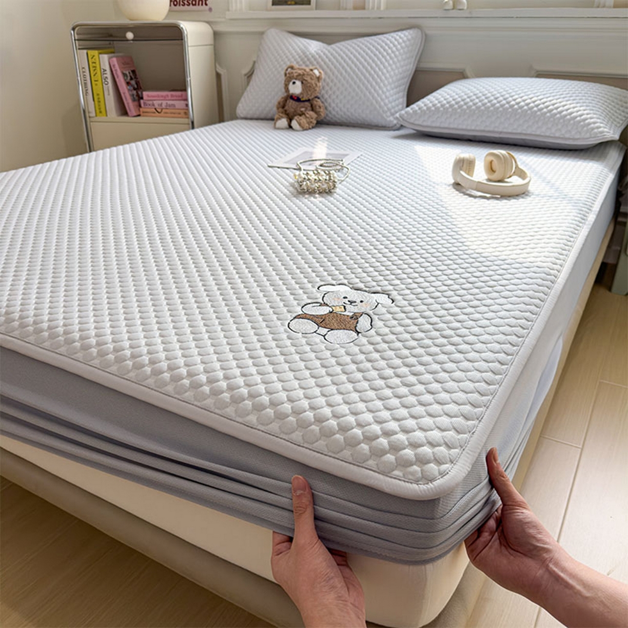 91家纺网 家纺一手货源 找家纺 几禾 2026新款大豆豆刺绣款席子凉席-小熊饼干 薇薇蓝-床笠款