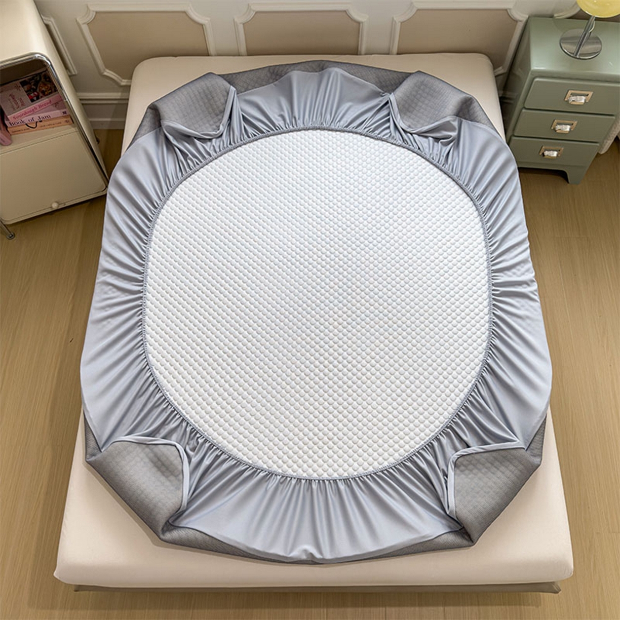 91家纺网 家纺一手货源 找家纺 几禾 2026新款大豆豆刺绣款席子凉席-小熊饼干 薇薇蓝-床笠款