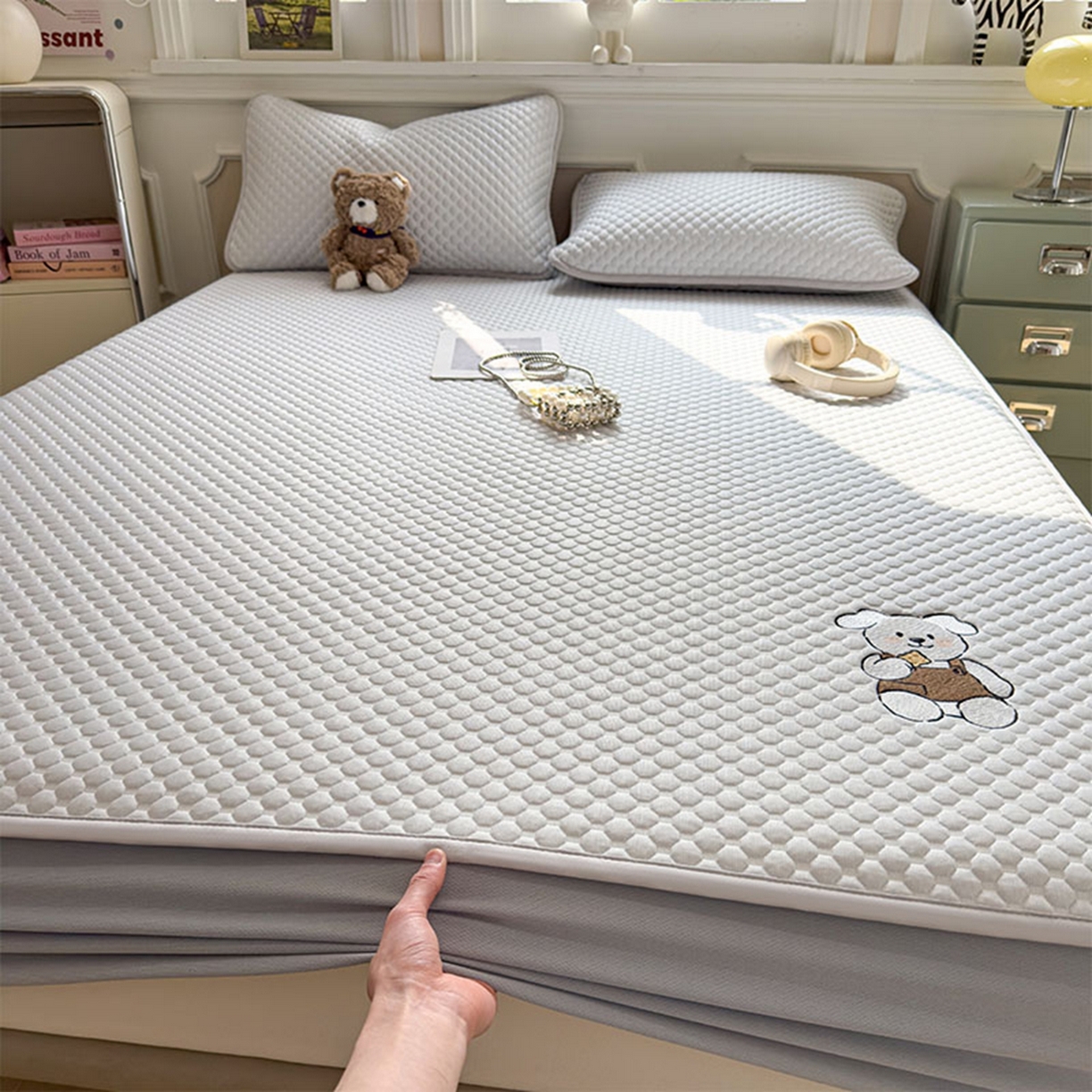 91家纺网 家纺一手货源 找家纺 几禾 2026新款大豆豆刺绣款席子凉席-小熊饼干 薇薇蓝-床笠款