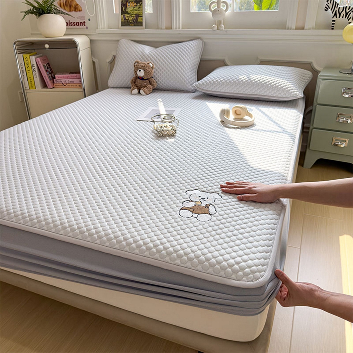 91家纺网 家纺一手货源 找家纺 几禾 2026新款大豆豆刺绣款席子凉席-小熊饼干 薇薇蓝-床笠款