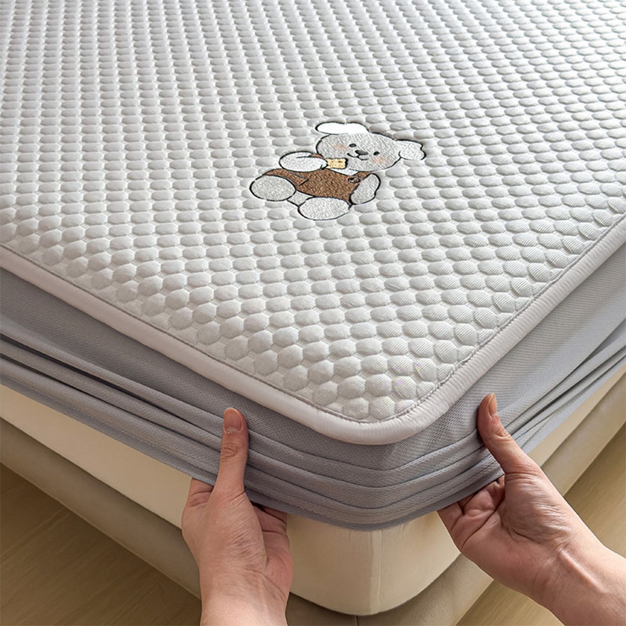 91家纺网 家纺一手货源 找家纺 几禾 2026新款大豆豆刺绣款席子凉席-小熊饼干 薇薇蓝-床笠款