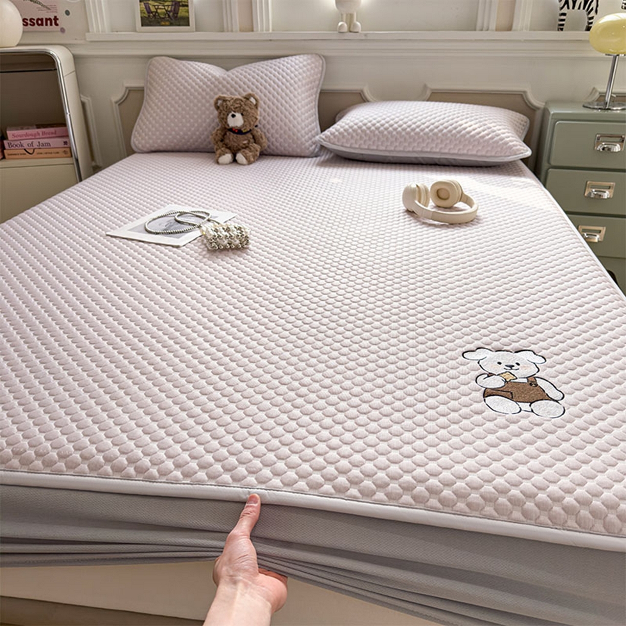 91家纺网 家纺一手货源 找家纺 几禾 2026新款大豆豆刺绣款席子凉席-小熊饼干 香芋紫-床笠款