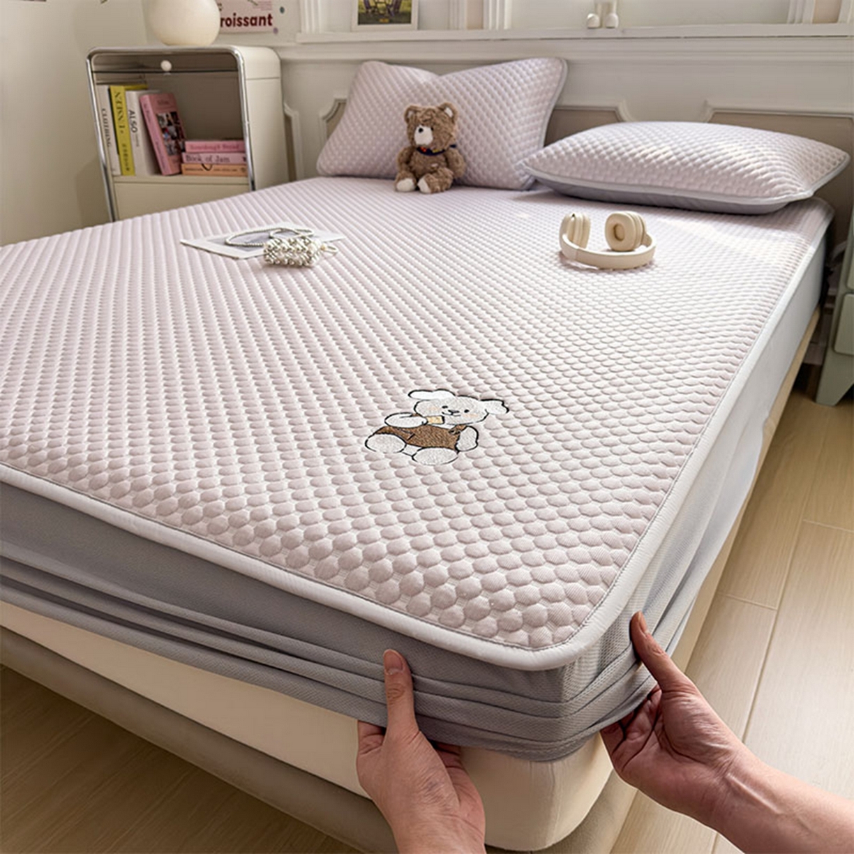 91家纺网 家纺一手货源 找家纺 几禾 2026新款大豆豆刺绣款席子凉席-小熊饼干 香芋紫-床笠款