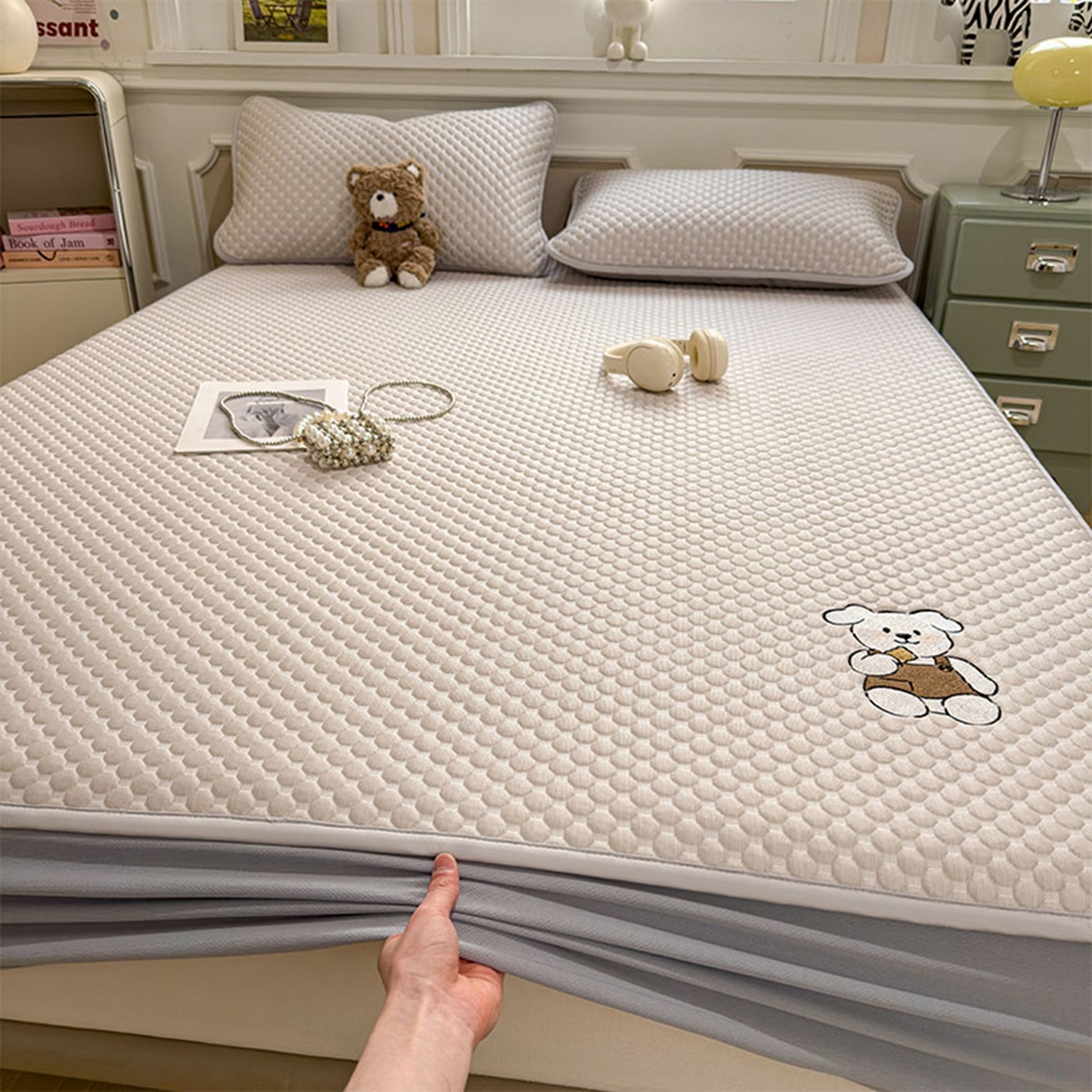 91家纺网 家纺一手货源 找家纺 几禾 2026新款大豆豆刺绣款席子凉席-小熊饼干 椰子灰-床笠款