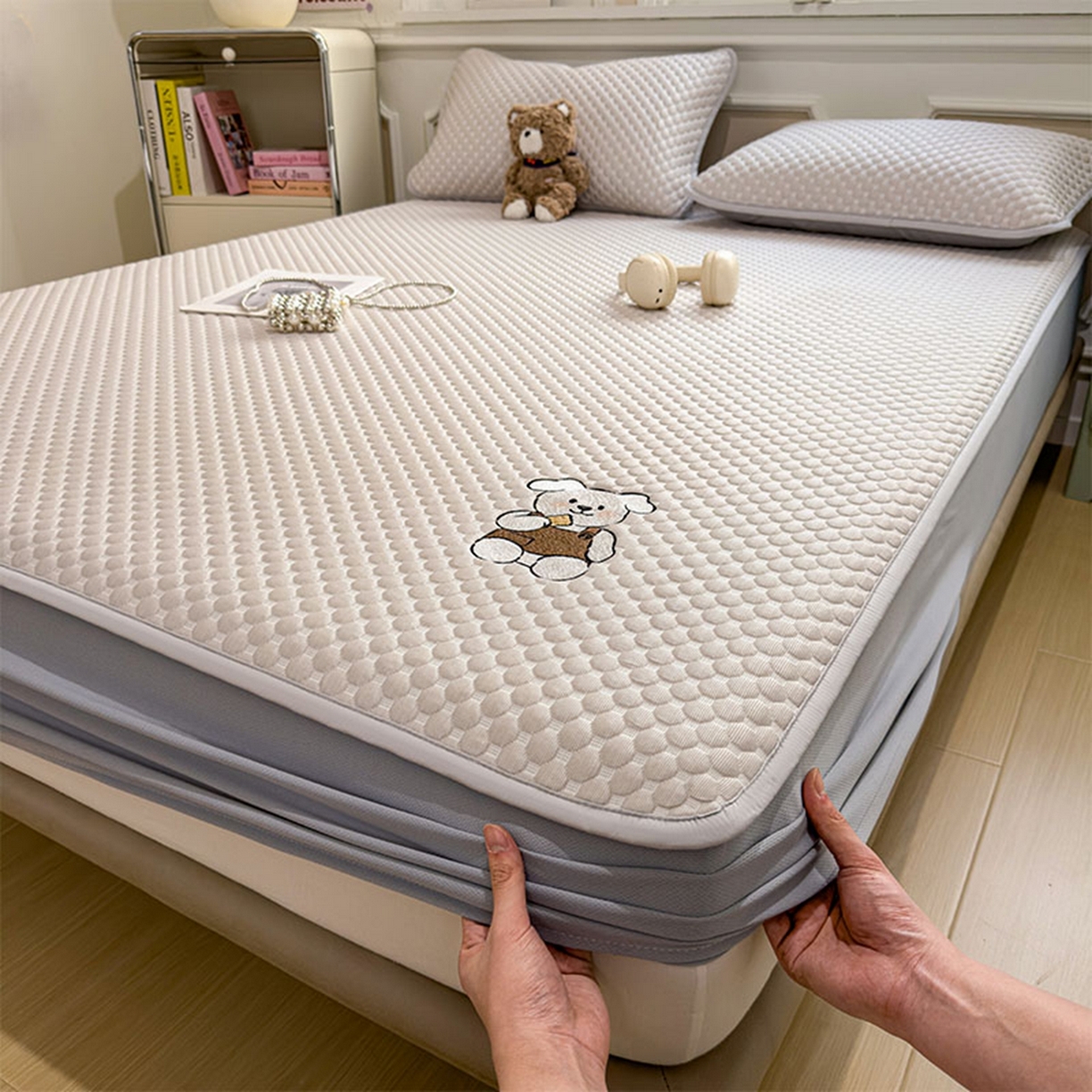 91家纺网 家纺一手货源 找家纺 几禾 2026新款大豆豆刺绣款席子凉席-小熊饼干 椰子灰-床笠款