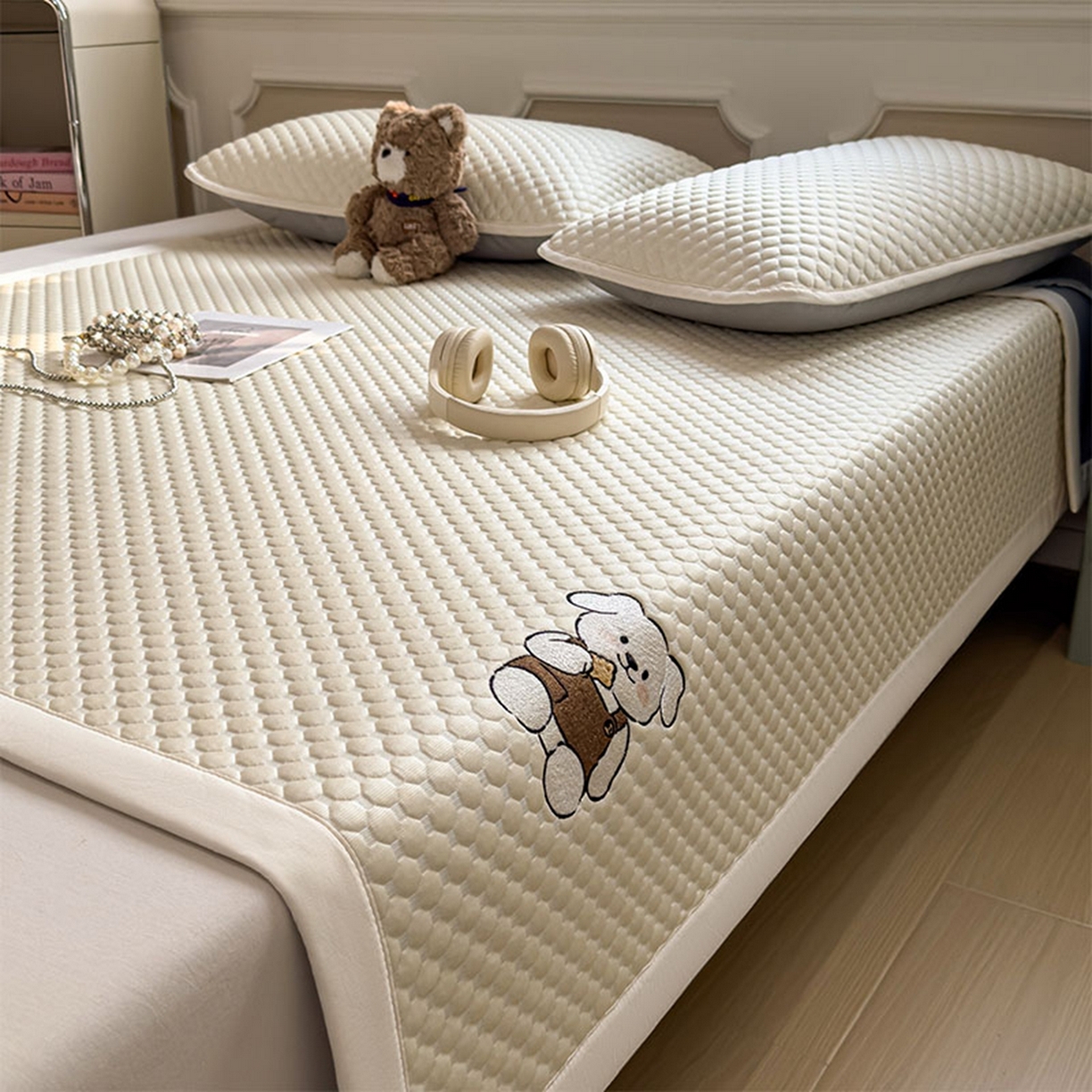 91家纺网 家纺一手货源 找家纺 几禾 2026新款大豆豆刺绣款席子凉席-小熊饼干 奶酪黄-床席款