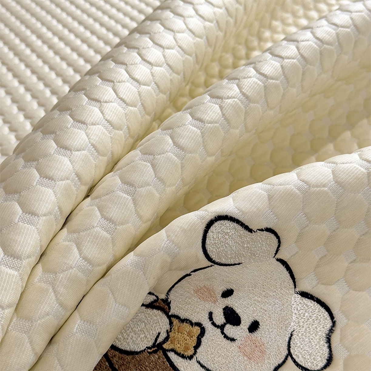 91家纺网 家纺一手货源 找家纺 几禾 2026新款大豆豆刺绣款席子凉席-小熊饼干 奶酪黄-床席款