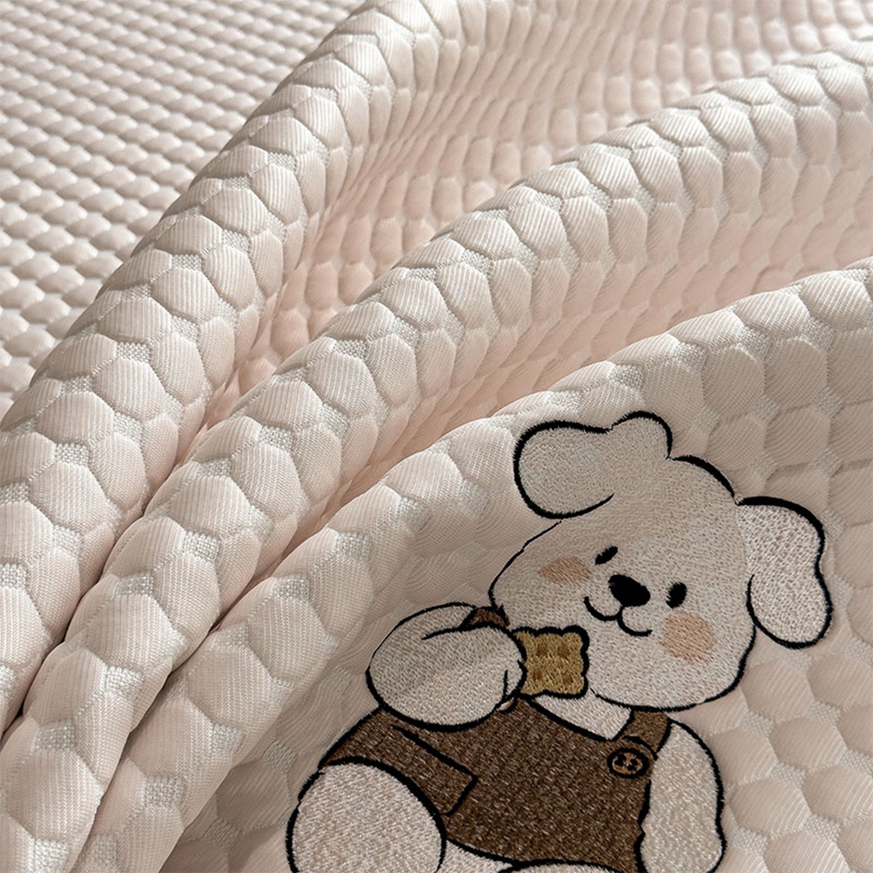 91家纺网 家纺一手货源 找家纺 几禾 2026新款大豆豆刺绣款席子凉席-小熊饼干 芭蕾粉-床席款