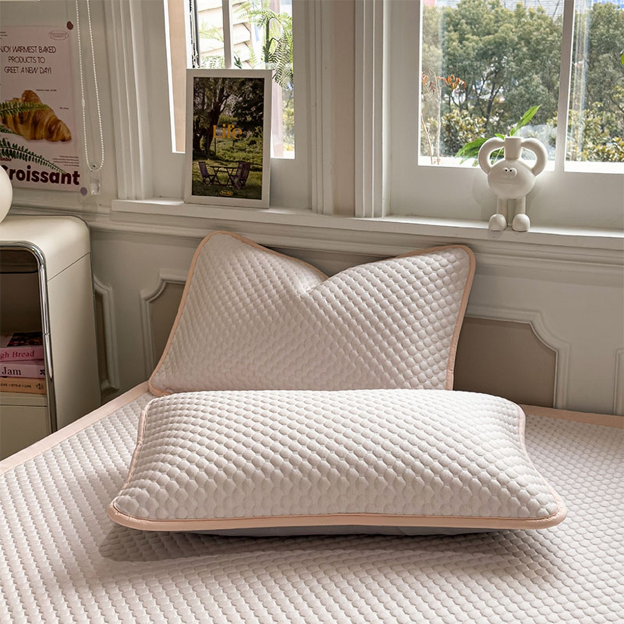 91家纺网 家纺一手货源 找家纺 几禾 2026新款大豆豆刺绣款席子凉席-小熊饼干 芭蕾粉-床席款