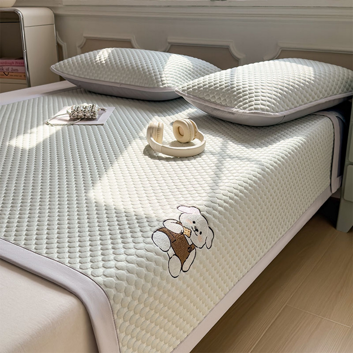 91家纺网 家纺一手货源 找家纺 几禾 2026新款大豆豆刺绣款席子凉席-小熊饼干 果绿-床席款