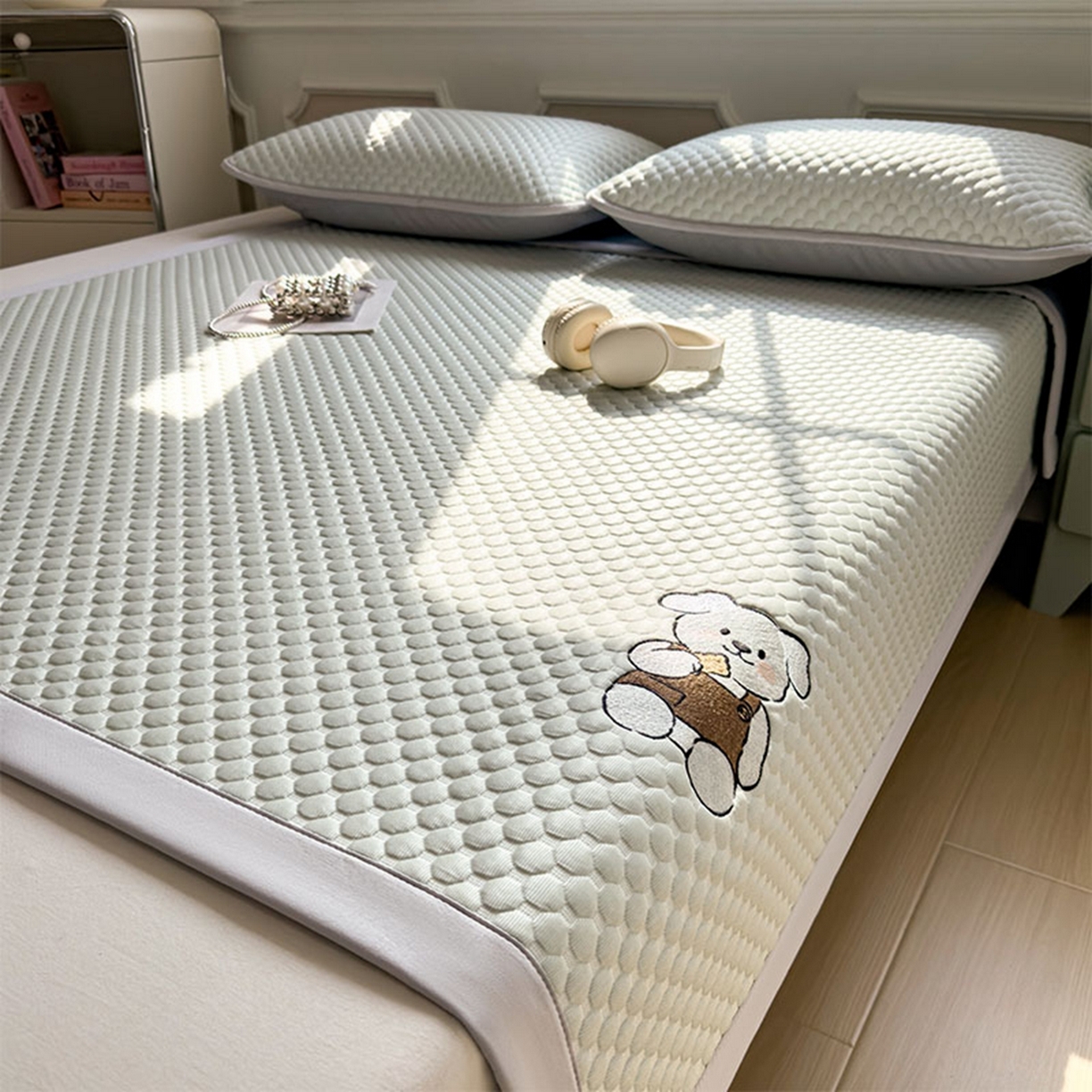 91家纺网 家纺一手货源 找家纺 几禾 2026新款大豆豆刺绣款席子凉席-小熊饼干 果绿-床席款