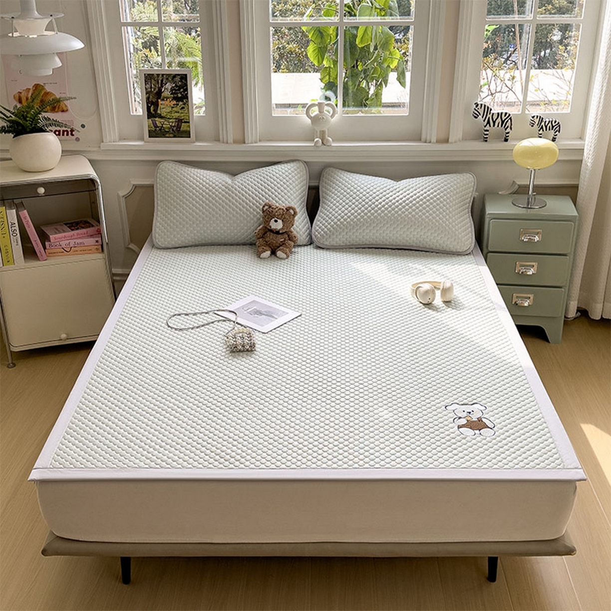 91家纺网 家纺一手货源 找家纺 几禾 2026新款大豆豆刺绣款席子凉席-小熊饼干 果绿-床席款