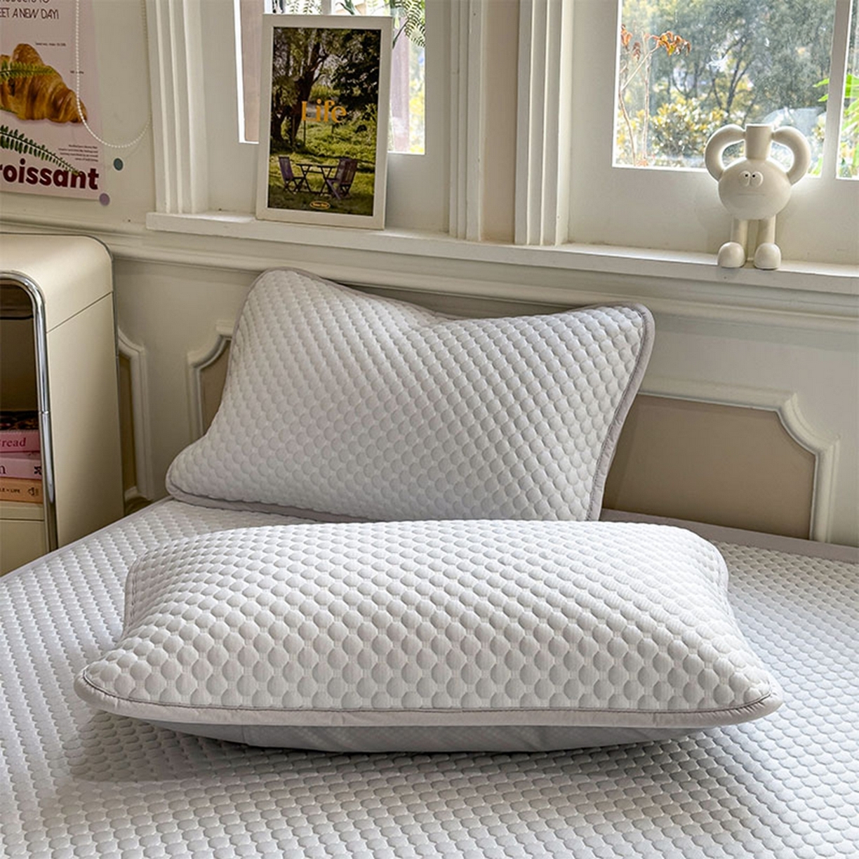 91家纺网 家纺一手货源 找家纺 几禾 2026新款大豆豆刺绣款席子凉席-小熊饼干 薇薇蓝-床席款