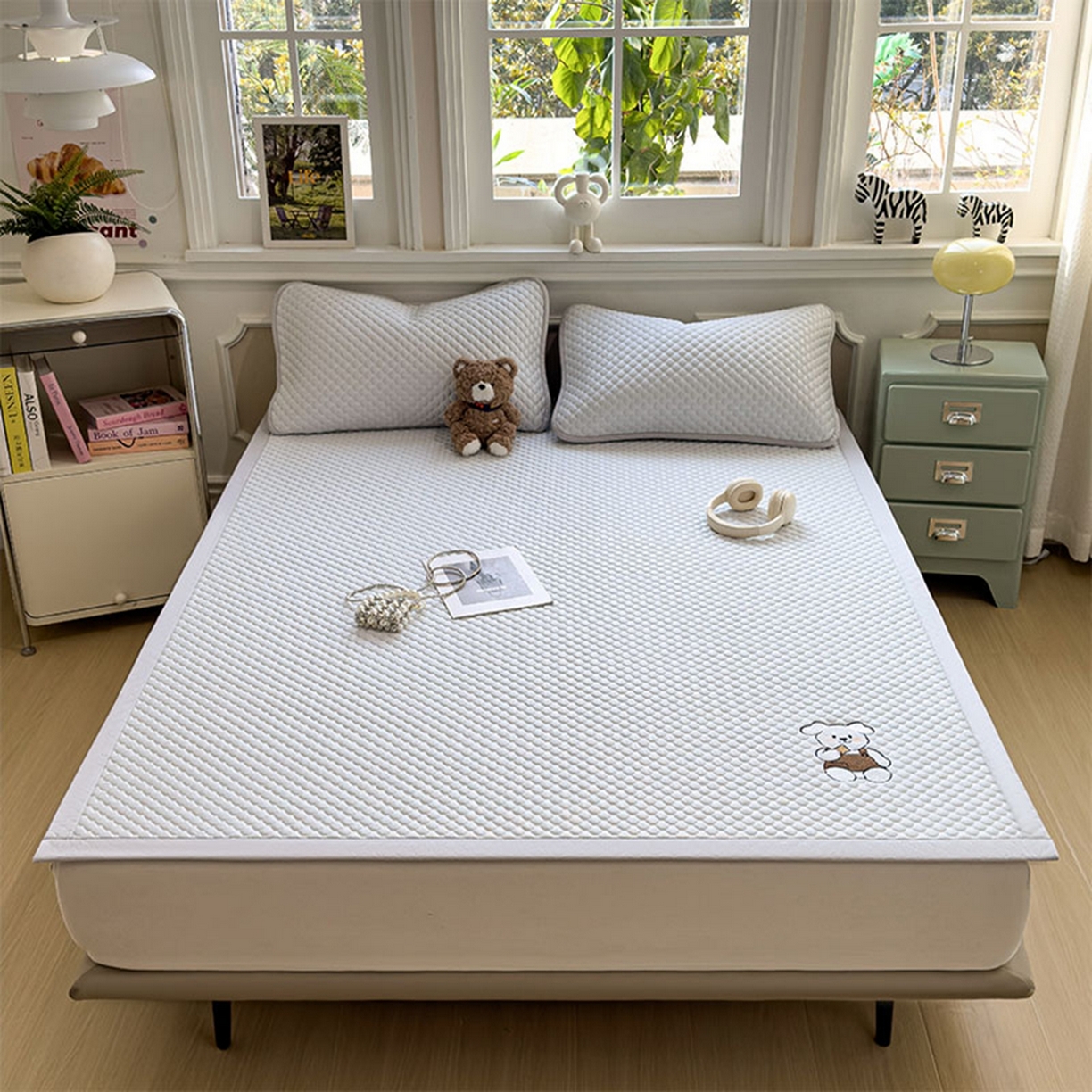 91家纺网 家纺一手货源 找家纺 几禾 2026新款大豆豆刺绣款席子凉席-小熊饼干 薇薇蓝-床席款