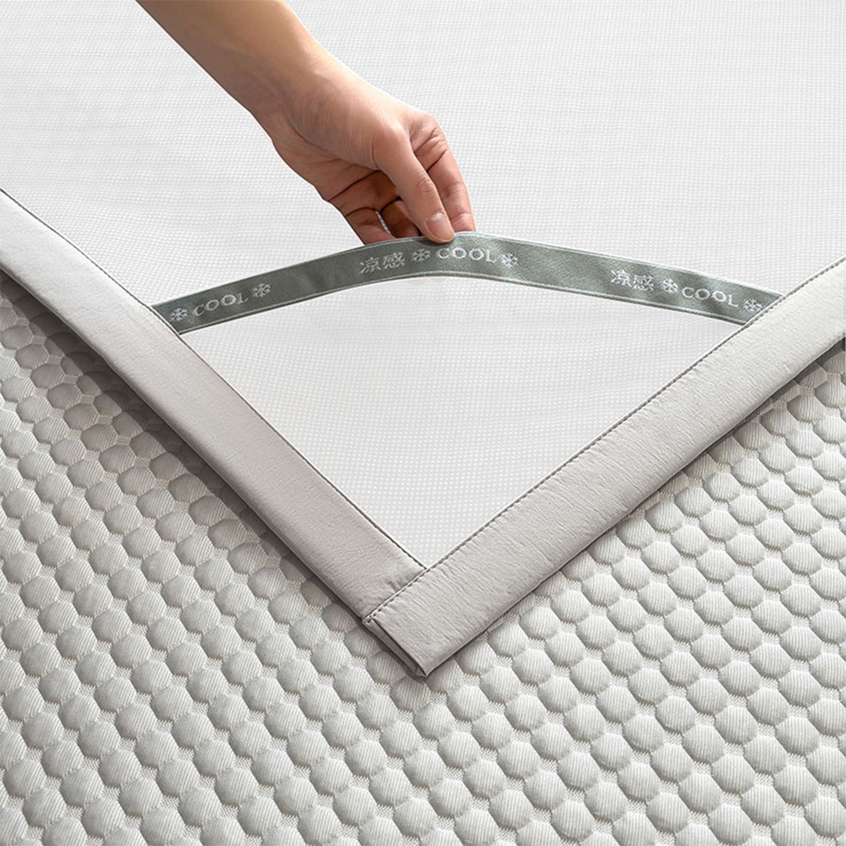 91家纺网 家纺一手货源 找家纺 几禾 2026新款大豆豆刺绣款席子凉席-小熊饼干 薇薇蓝-床席款