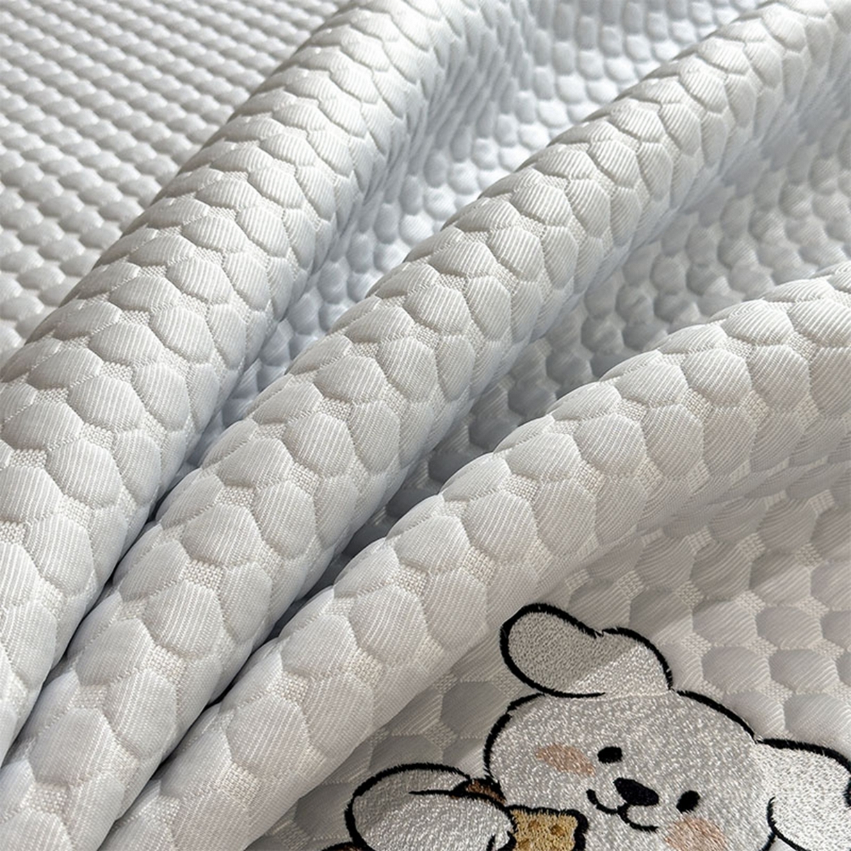 91家纺网 家纺一手货源 找家纺 几禾 2026新款大豆豆刺绣款席子凉席-小熊饼干 薇薇蓝-床席款