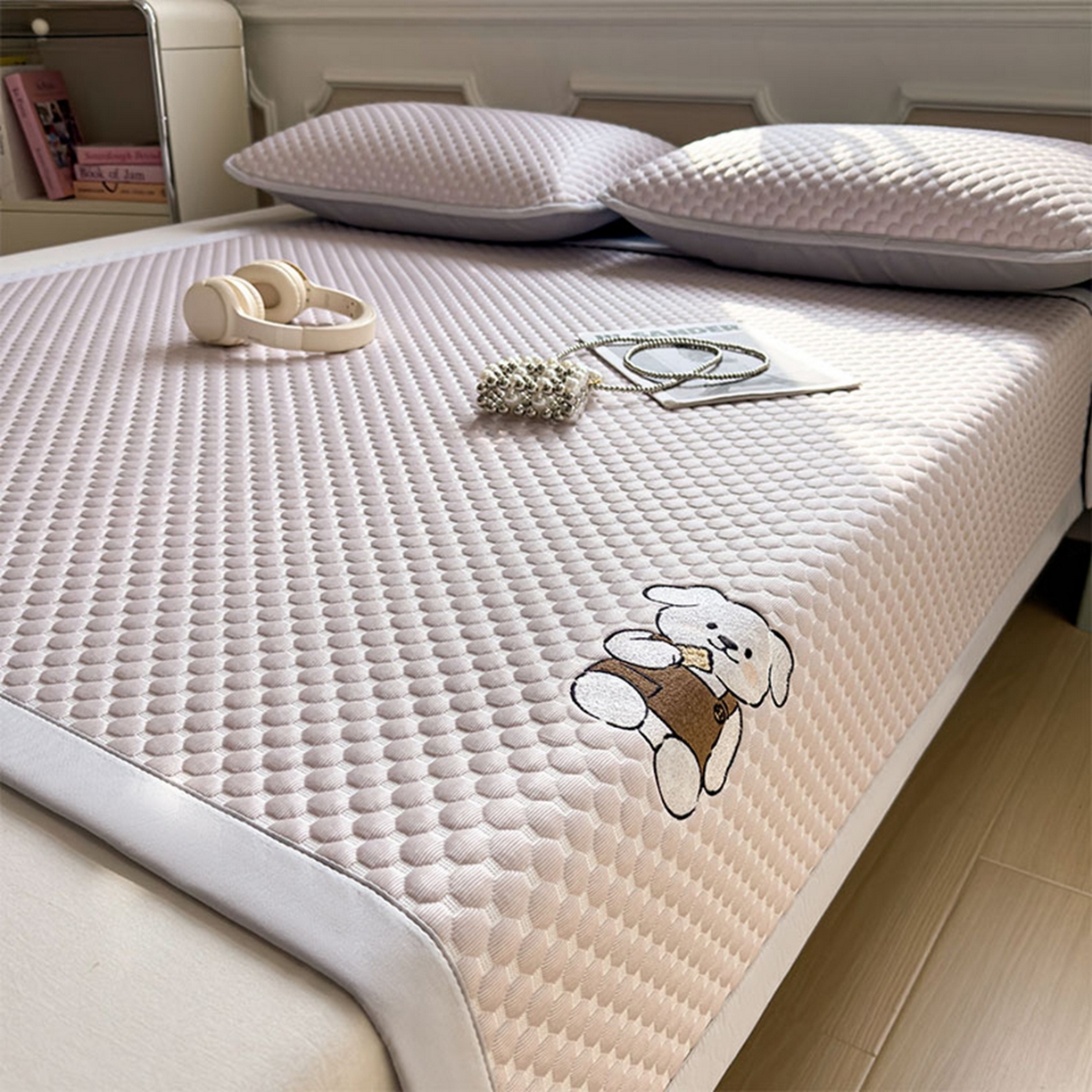 91家纺网 家纺一手货源 找家纺 几禾 2026新款大豆豆刺绣款席子凉席-小熊饼干 香芋紫-床席款