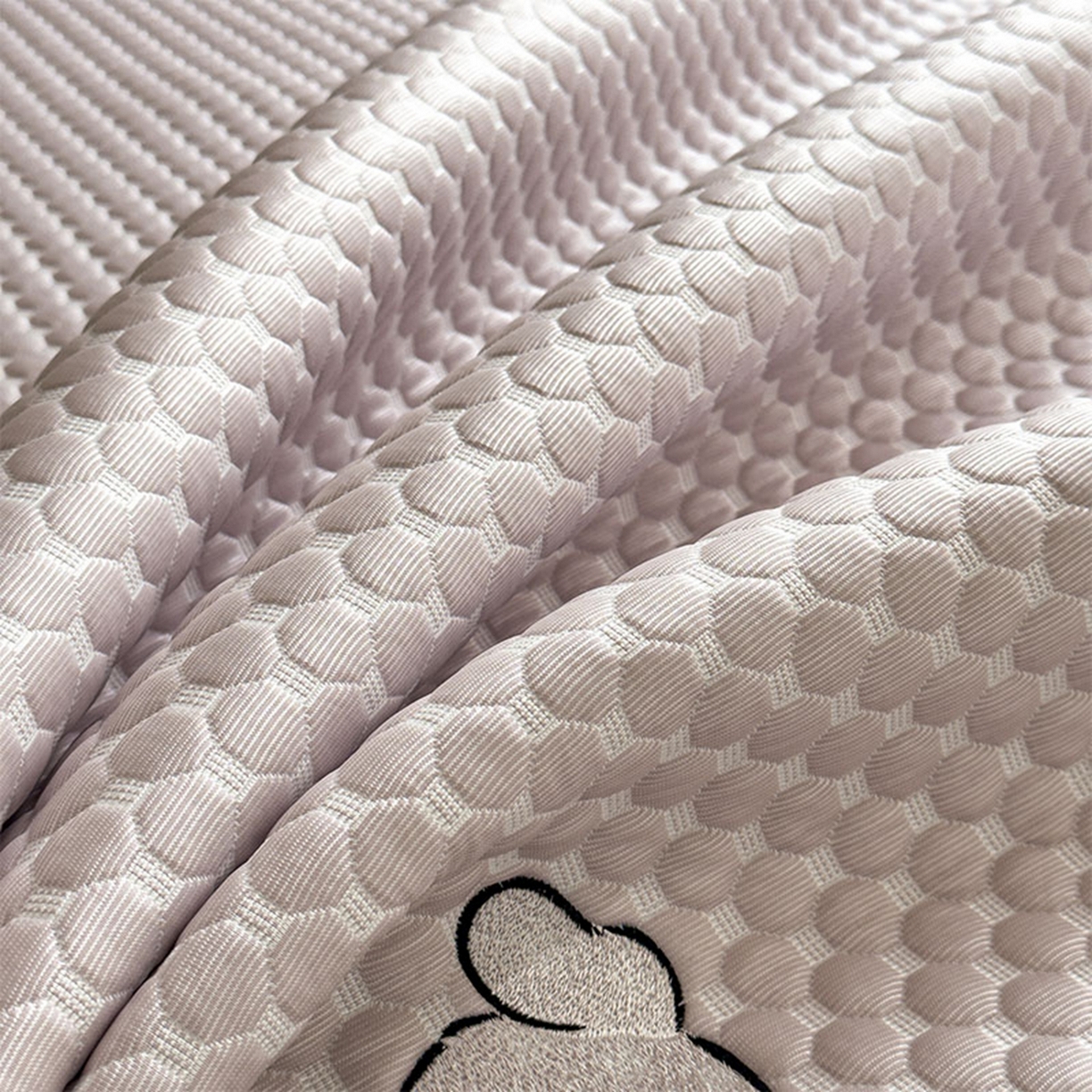 91家纺网 家纺一手货源 找家纺 几禾 2026新款大豆豆刺绣款席子凉席-小熊饼干 香芋紫-床席款