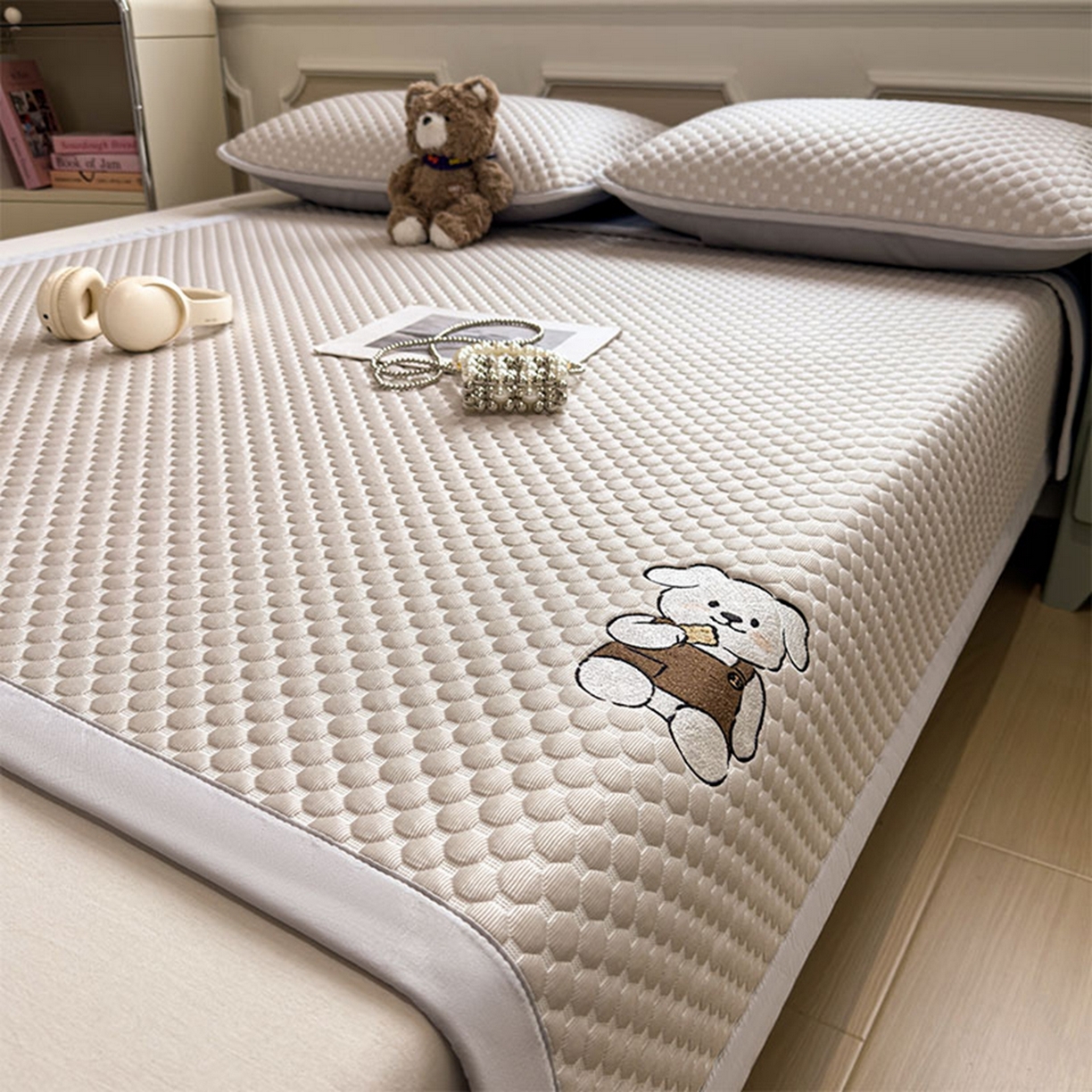 91家纺网 家纺一手货源 找家纺 几禾 2026新款大豆豆刺绣款席子凉席-小熊饼干 椰子灰-床席款