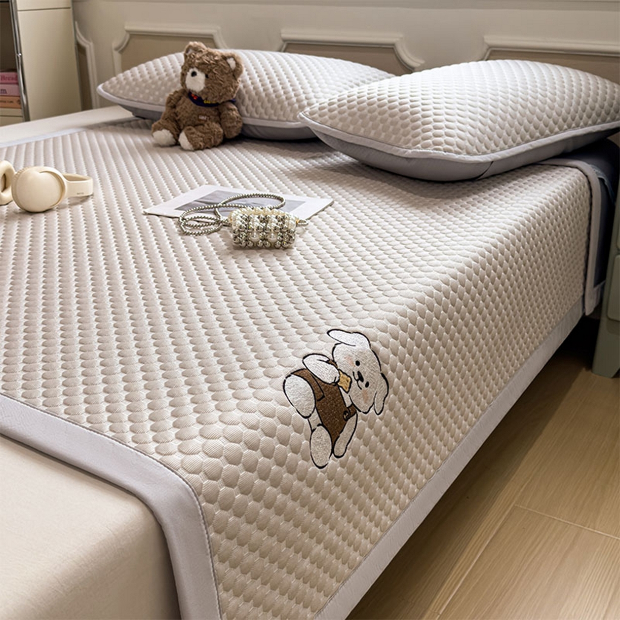 91家纺网 家纺一手货源 找家纺 几禾 2026新款大豆豆刺绣款席子凉席-小熊饼干 椰子灰-床席款