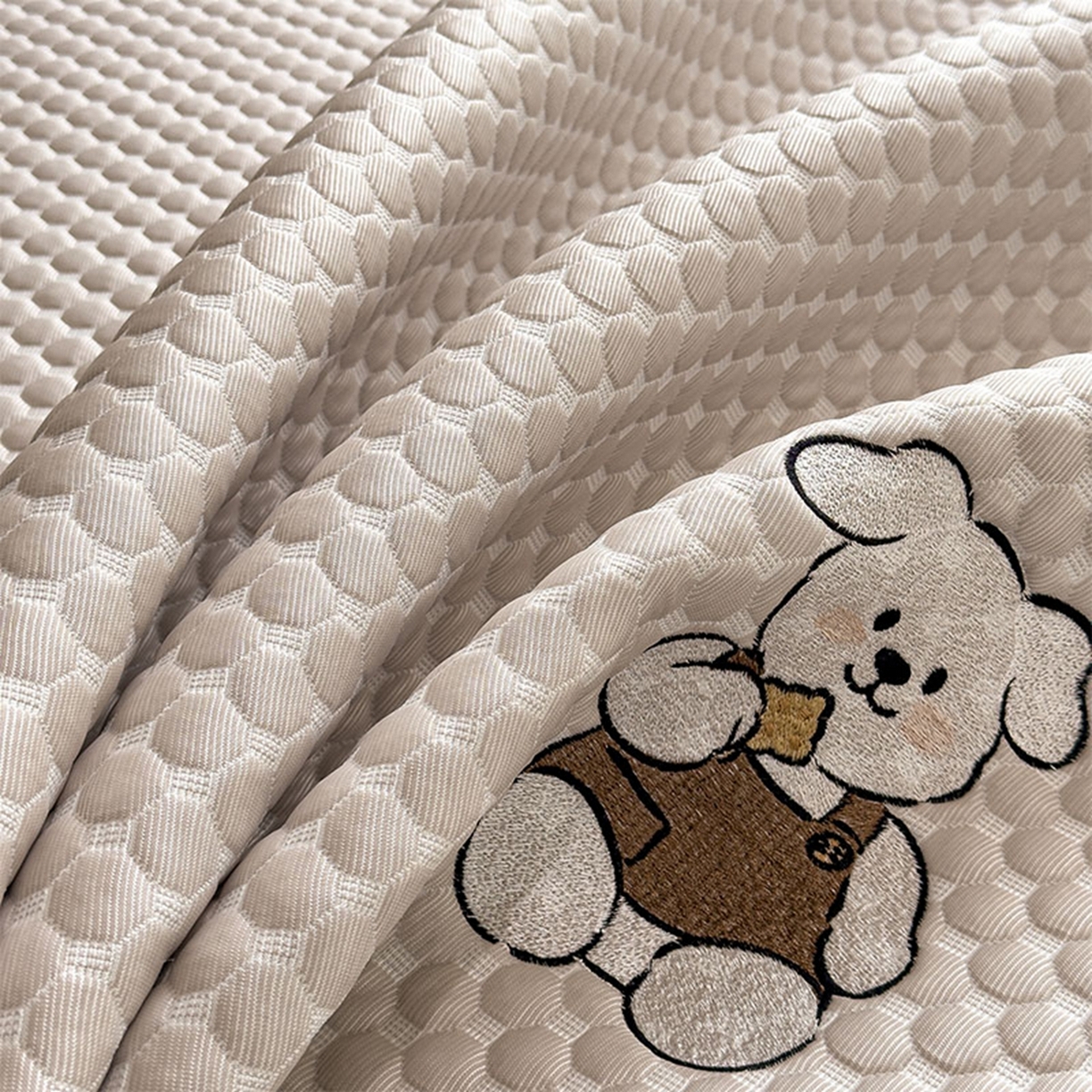 91家纺网 家纺一手货源 找家纺 几禾 2026新款大豆豆刺绣款席子凉席-小熊饼干 椰子灰-床席款