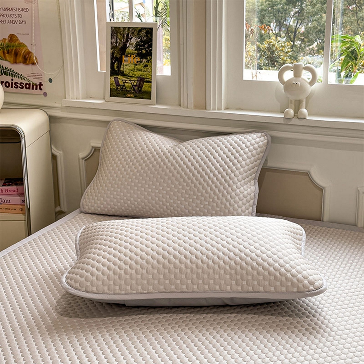 91家纺网 家纺一手货源 找家纺 几禾 2026新款大豆豆刺绣款席子凉席-小熊饼干 椰子灰-床席款