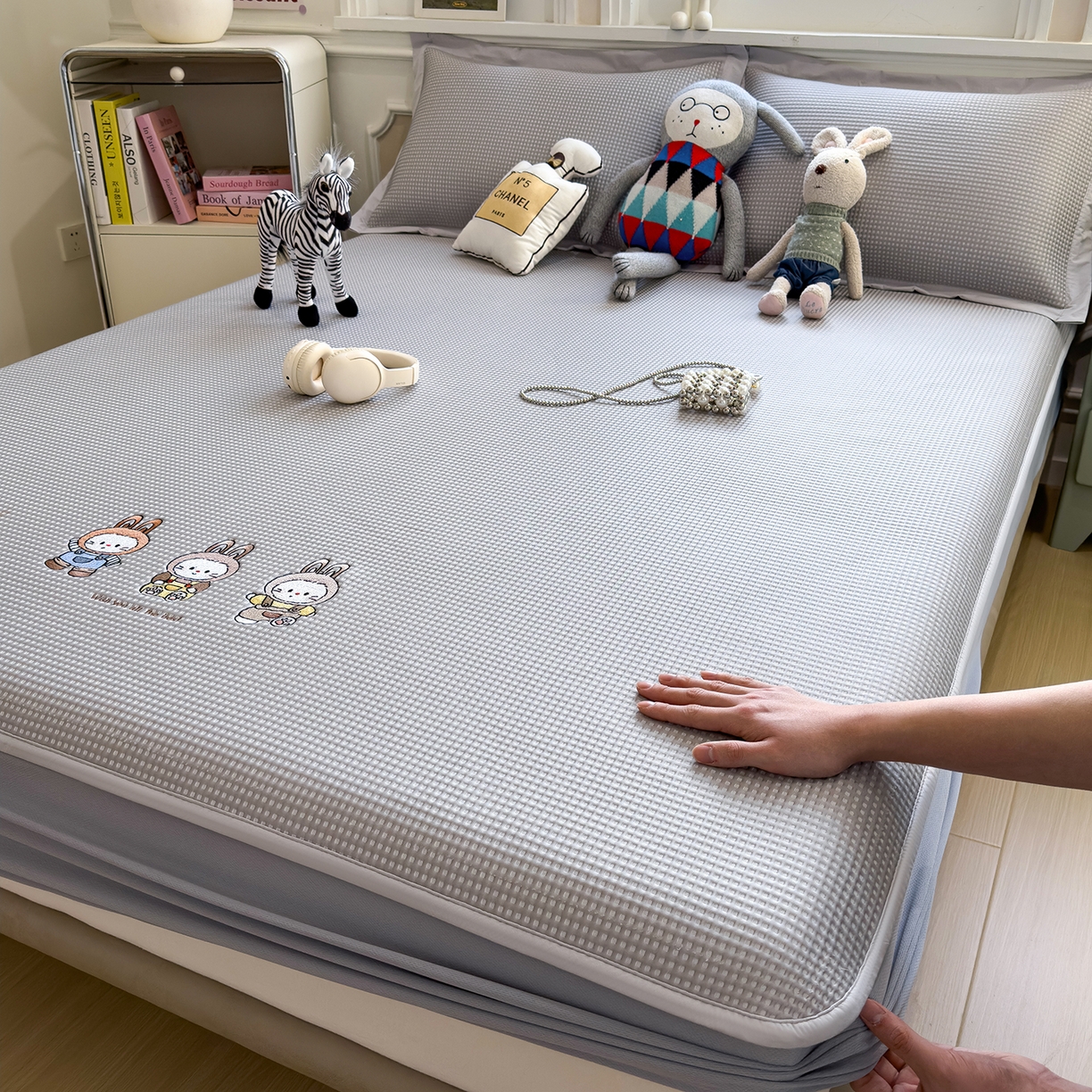 91家纺网 家纺一手货源 找家纺 （总）几禾 2026新款华夫格刺绣款席子凉席