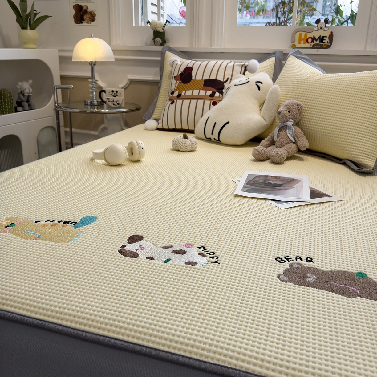 91家纺网 家纺一手货源 找家纺 几禾 2026新款华夫格刺绣款席子凉席 懒懒小憩-床笠款