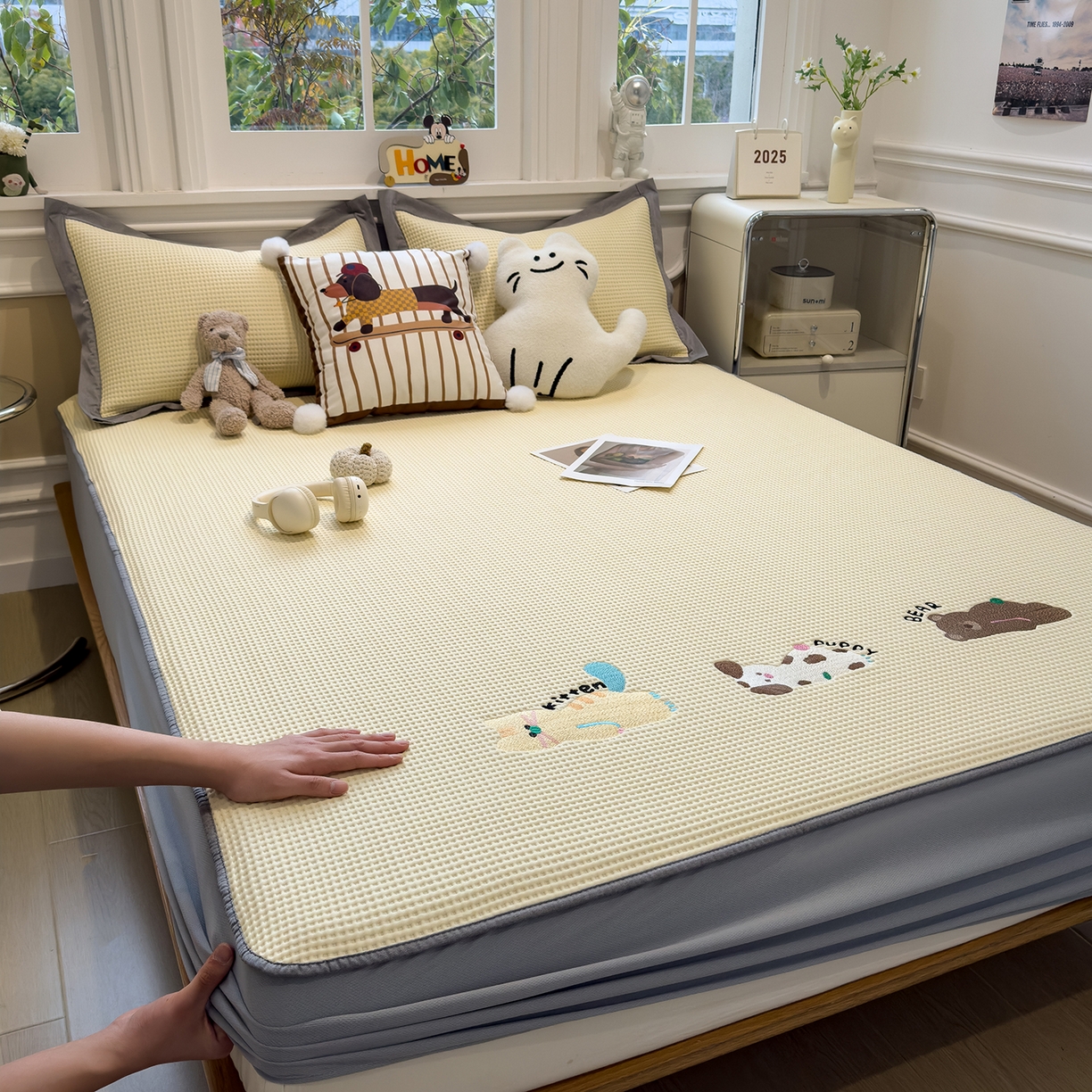 91家纺网 家纺一手货源 找家纺 几禾 2026新款华夫格刺绣款席子凉席 懒懒小憩-床笠款