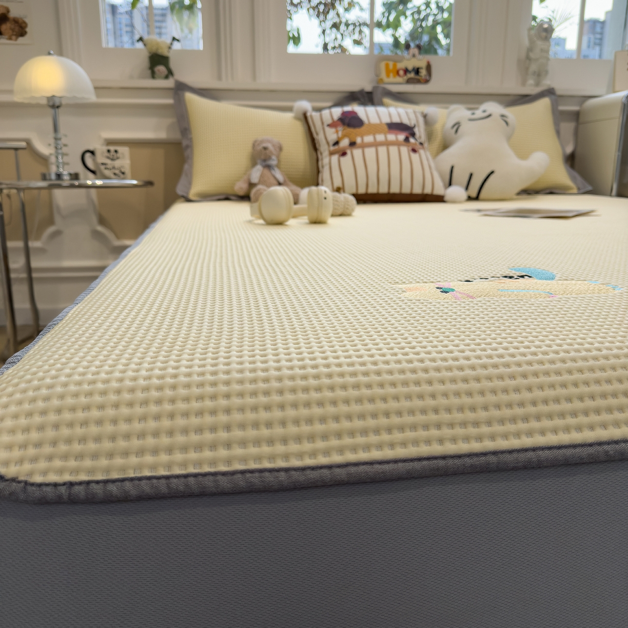 91家纺网 家纺一手货源 找家纺 几禾 2026新款华夫格刺绣款席子凉席 懒懒小憩-床笠款