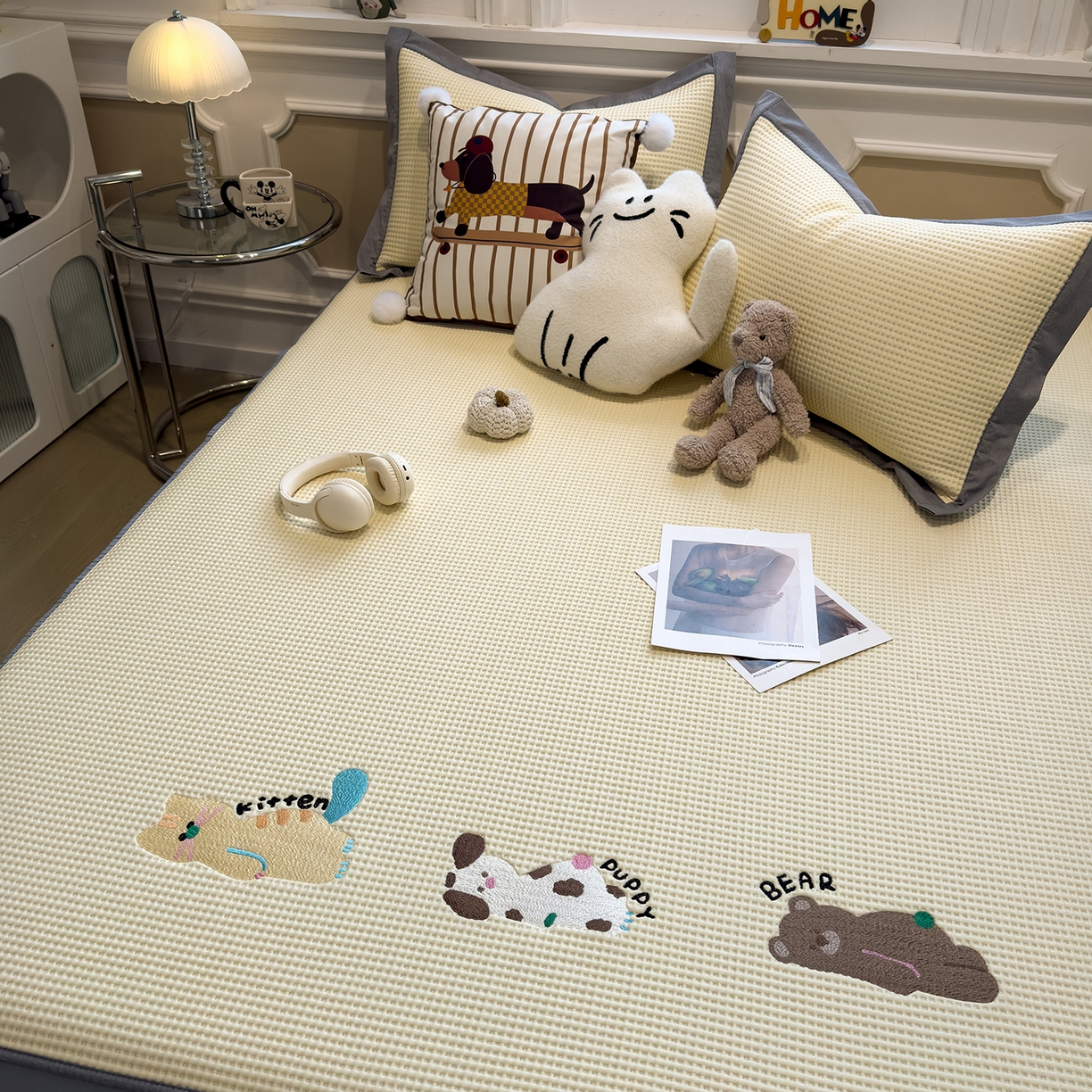 91家纺网 家纺一手货源 找家纺 几禾 2026新款华夫格刺绣款席子凉席 懒懒小憩-床笠款